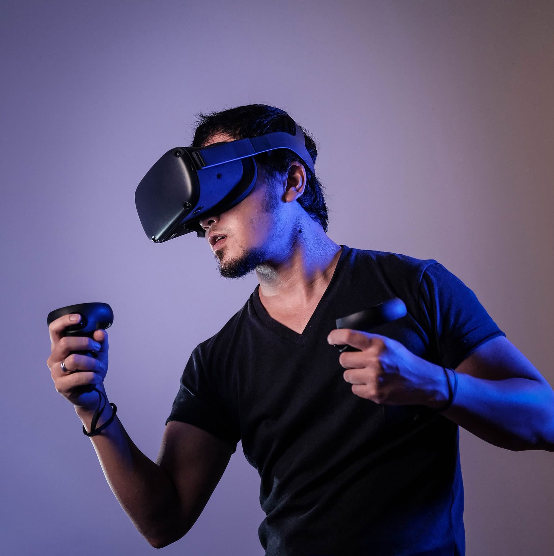 Homme avec casque VR manette realite virtuelle Homme avec casque VR manette realite virtuelle