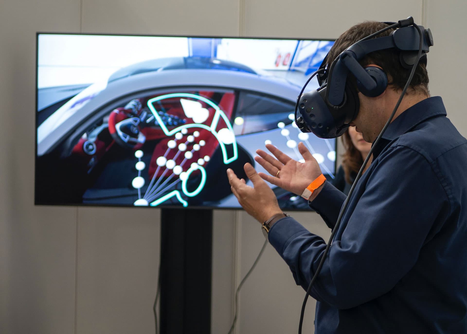 Homme avec casque realite virtuelle salon exposition