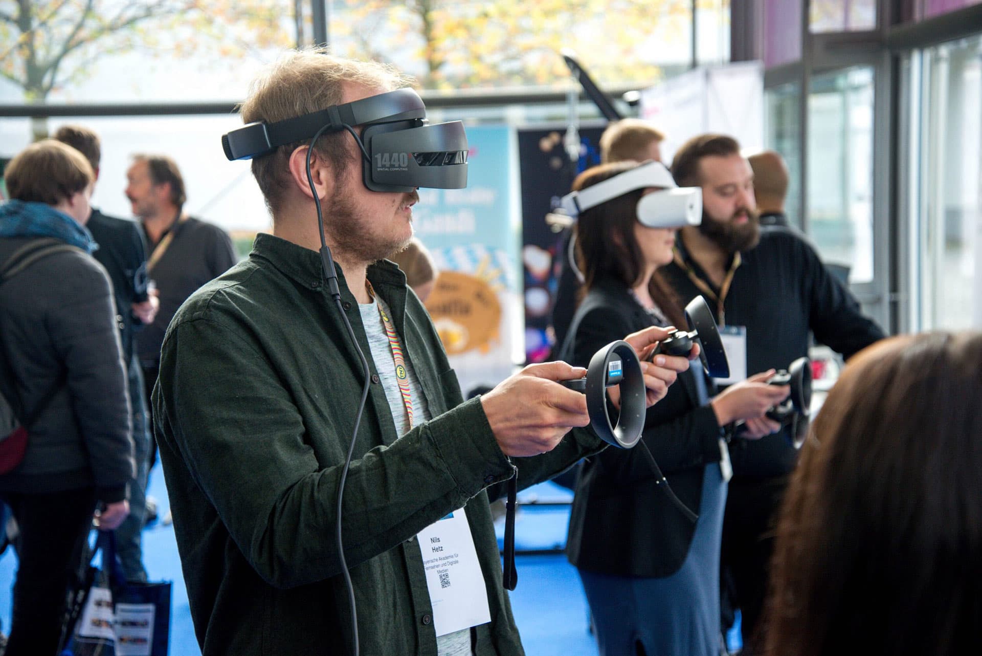Homme avec casque vr manette realite virtuelle salon exposition Homme avec casque vr manette realite virtuelle salon exposition