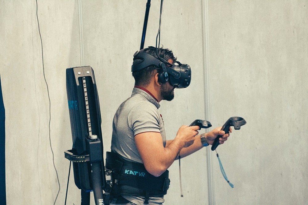 Homme en formation realite virtuelle avec casque et manette VR Media virtual indus